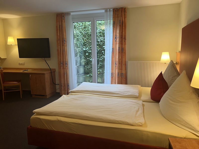 Economy Doppelzimmer mit Aussicht auf eine bepflanzte Steinmauer