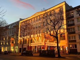 AHOI - Swing, Dinner & Acrobatics im Wintergarten Varieté Berlin mit Ticket und Hotel