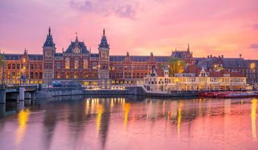 Bahnhof in Amsterdam bei Sonnenuntergang