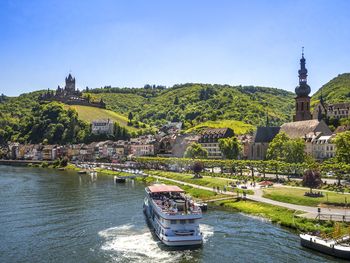 FRÜHLINGSER­WACHEN AN DER MOSEL 