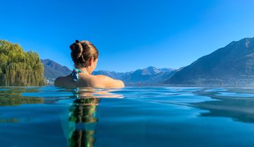 Frau im Pool in den Bergen