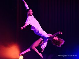 AHOI - Swing, Dinner & Acrobatics im Wintergarten Varieté Berlin mit Ticket und Hotel