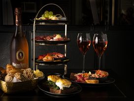 AHOI - Swing, Dinner & Acrobatics im Wintergarten Varieté Berlin mit Ticket und Hotel
