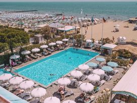 4 Tage in Lido di Jesolo direkt am Meer mit Frühstück