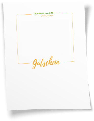 Vorlage eines Gutscheins von kurz-mal-weg.de mit einem zentralen Feld, in dem das ausgewählte Motiv zur Personalisierung angezeigt wird, sowie der Aufschrift „Gutschein“ in goldener Schrift.