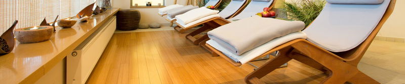 Ruheliegen mit Handtüchern in einem hölzernen Spa-Ruheraum