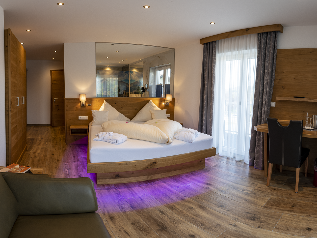 Alpenzauber-Junior-Suite-Design-mit Whirlpoolbadewanne, Balkon oder Terrasse