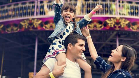 Familie im Freizeitpark