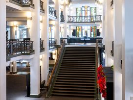 BLINDED BY DELIGHT Friedrichstadt-Palast mit Hotel