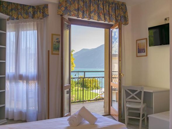 Doppelzimmer mit Balkon und seitlichem Seeblick