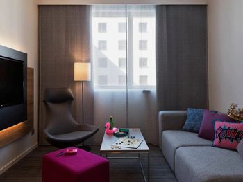 2 Tage Kurzurlaub mit Frühstück im MOXY Vienna Airport