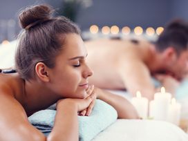 Kleine Auszeit mit Erdbeer-Sahne-Massage