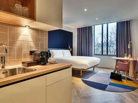 2 Tage Kurzurlaub mit Frühstück im Staybridge Suites the Hague - Parliament