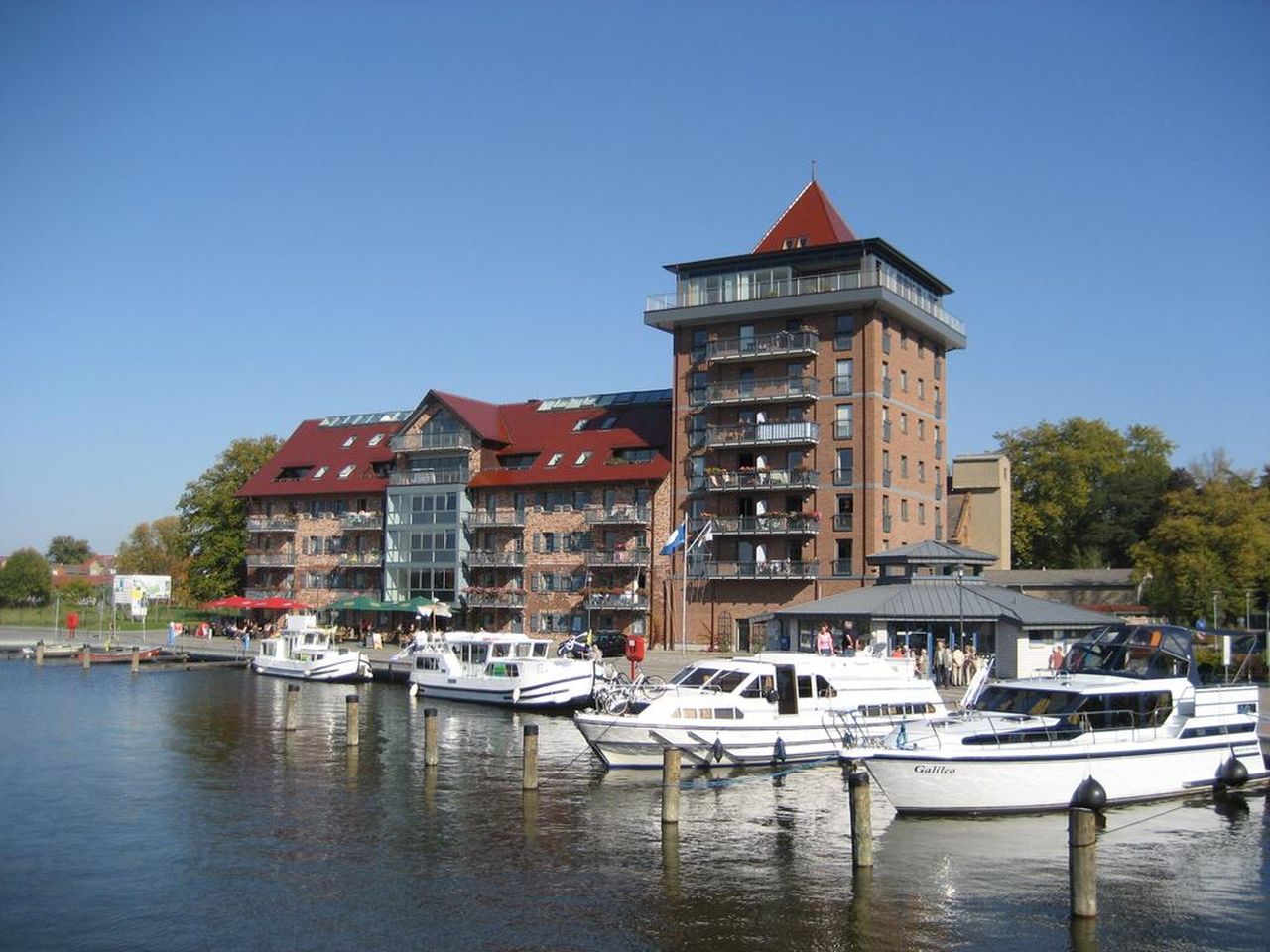 Schiff AHOI an der Mecklenburgischen Seenplatte