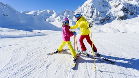 Mutter und Kind am Skifahren