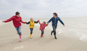 Familie beim Strandspaziergang