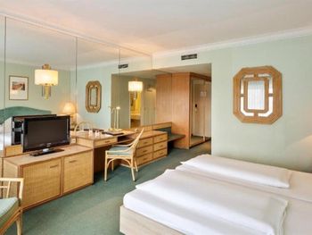 Auszeit 8 Tage mit Frühstück im Eventhotel Pyramide