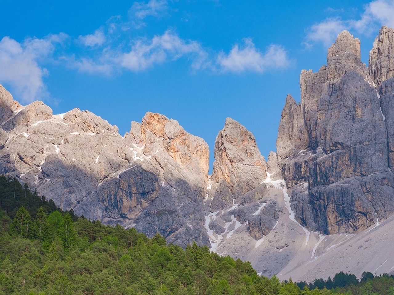 Ein Sommer wie gemalt – 8 Tage Moena entdecken und im Panoramapool entspannen