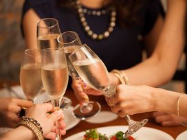 Shine & Dine – Silvester mit Musik & Feuerwerk