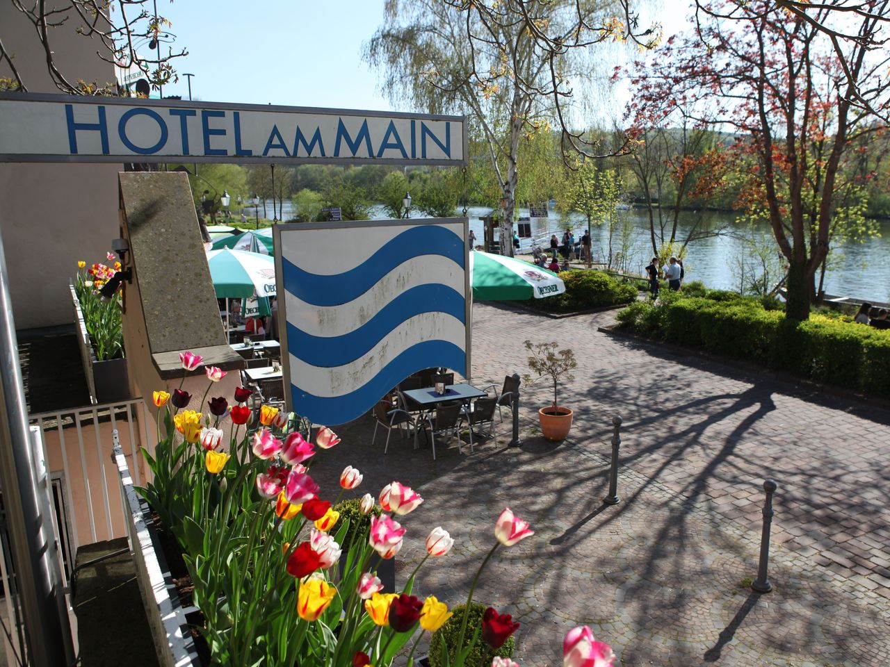 Brückenschoppen in Würzburg auf alter Mainbrücke