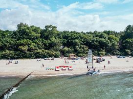 Herrchen & Frauchen mit ihrem Liebling am Ostseestrand - Hundearrangement