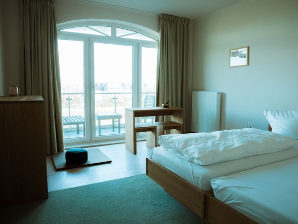 Zimmer Landseite mit Balkon -Einzelnutzung