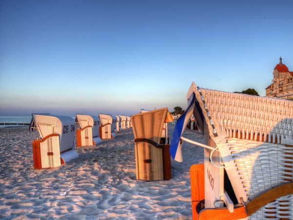 Herrchen & Frauchen mit ihrem Liebling am Ostseestrand - Hundearrangement in Kühlungsborn, Mecklenburg-Vorpommern Nur Übernachtung
