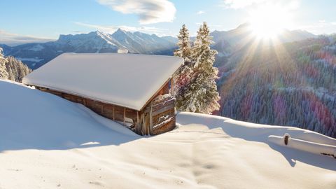 Verschneite Hütte in Osttirol 