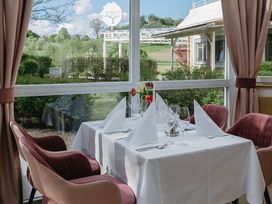 Silvester mit Galadinner & Live-Musik im Burgenland