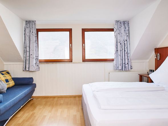 Standard- Doppelzimmer mit Moselblick und Couch